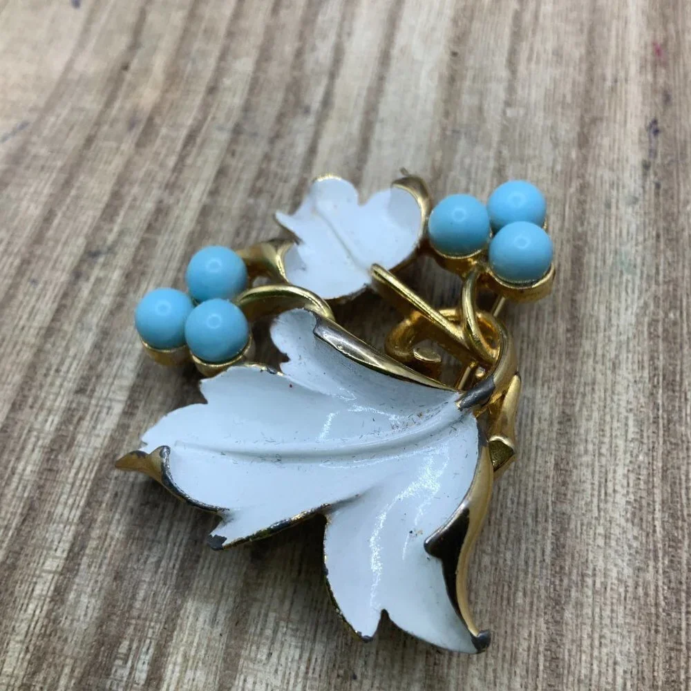 Sarah Coventry Vintage Gold Metal White Enamel Maple Leaf Brooch